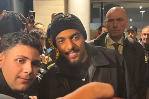 مالين يصل روما تمهيدًا لإتمام انتقاله من أستون فيلا